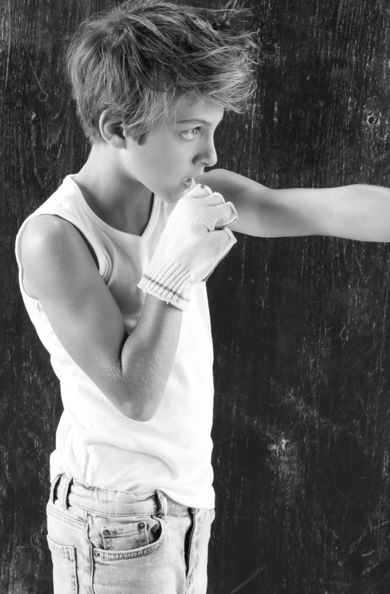 Joven actor en sesión de box, fotografía en blanco y negro — Next Kidz