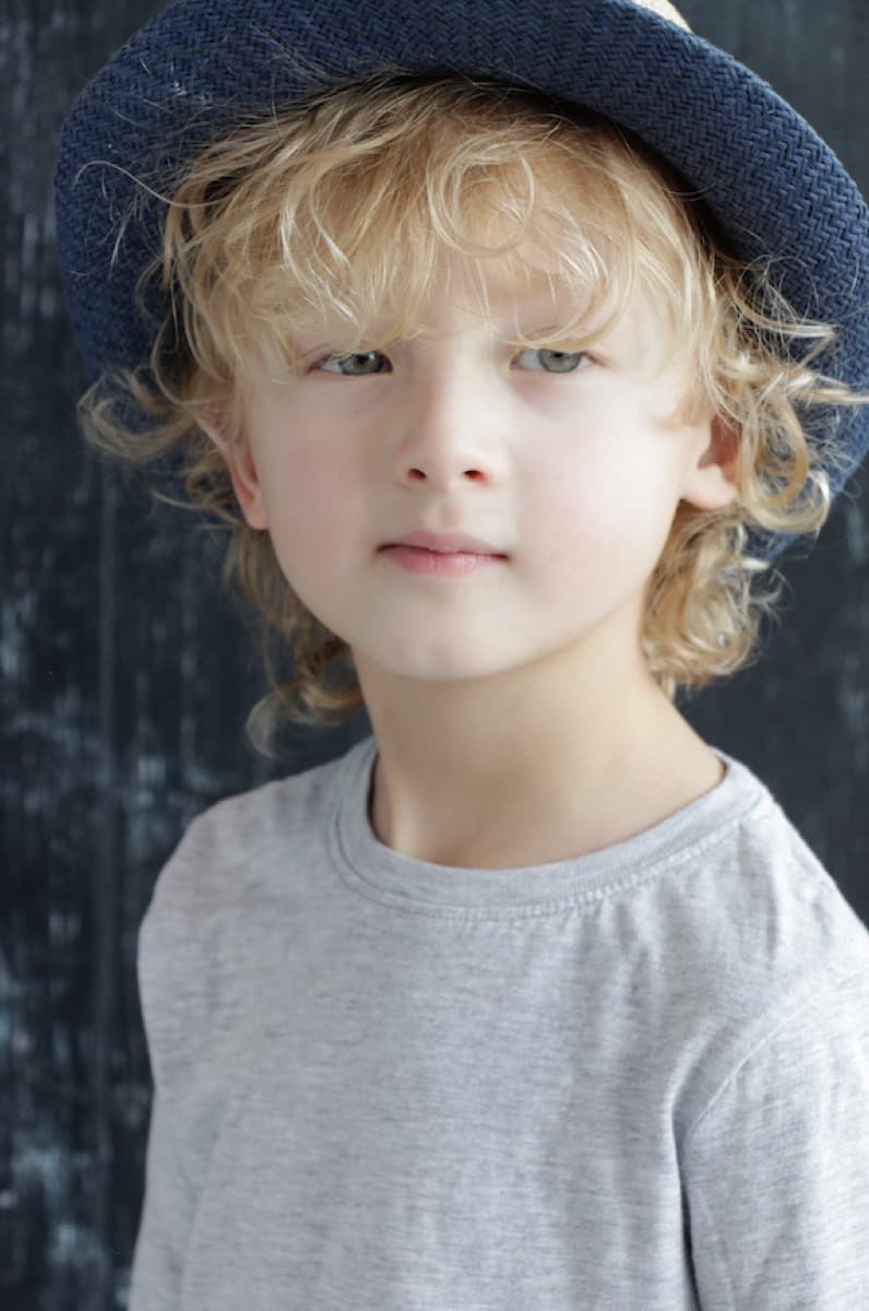 Niño modelo de Next Kidz con gorra de mezclilla