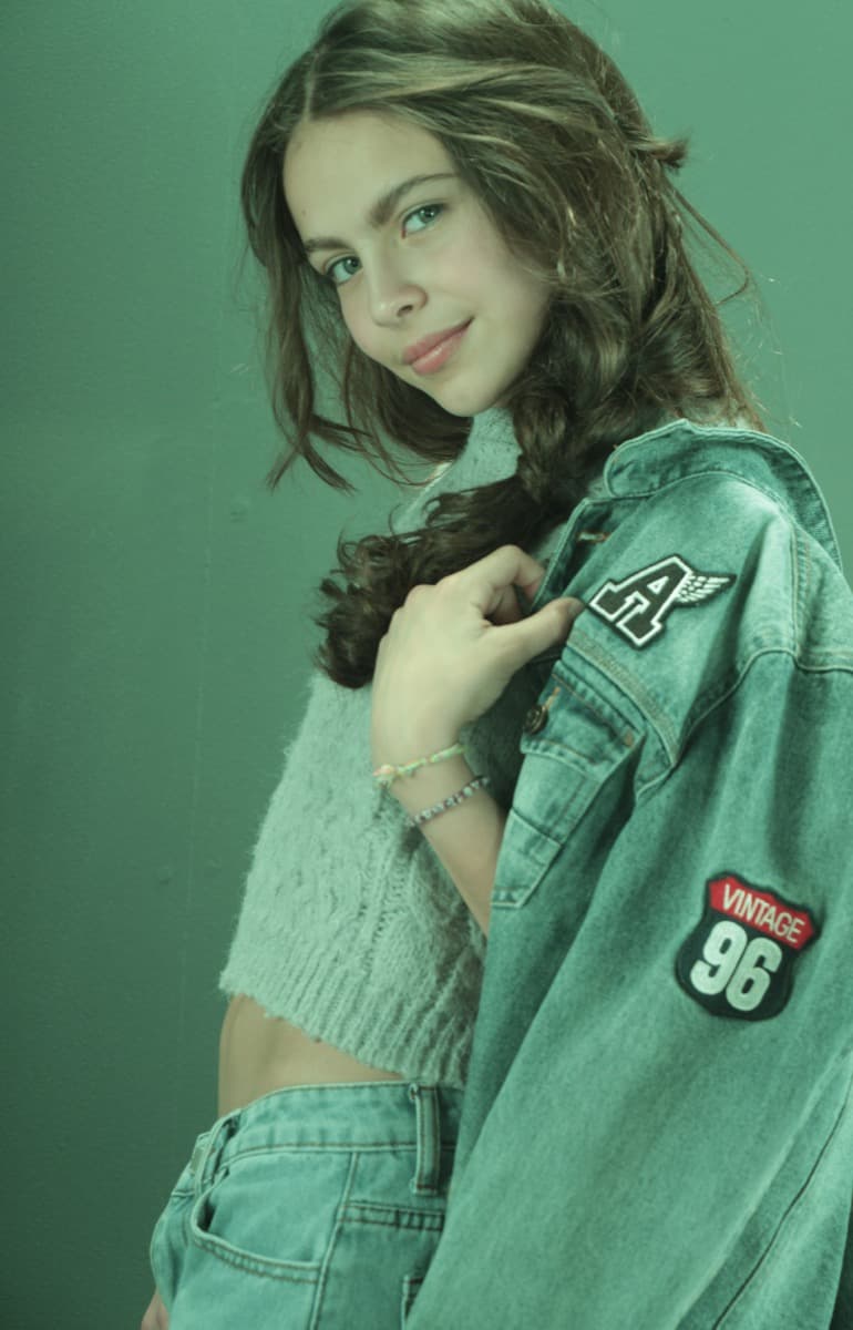 Joven modelo con chamarra de mezclilla con parches — Next Kidz