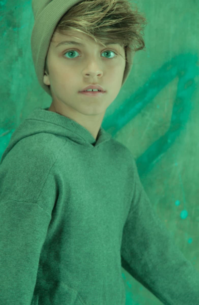 Niño con gorro verde, retrato a color — talento Next Kidz